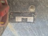 une photo montrant un gros plan d'une étiquette apposée sur un véhicule