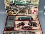 une boîte contenant un train sur une table