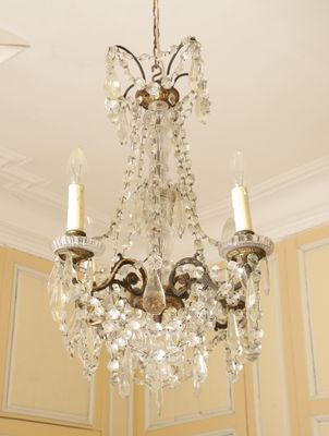 un lustre suspendu au plafond d'une pièce