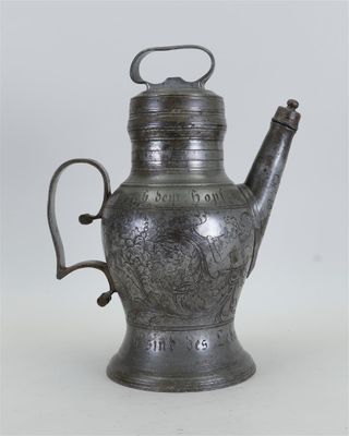 une vieille théière en argent avec une anse et une poignée, sur fond blanc