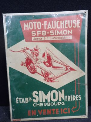 une vieille affiche publicitaire pour un moteur « Laucheuse » dans un magasin