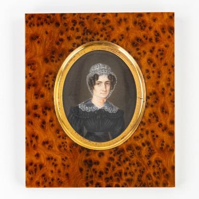 portrait d'une femme en robe noire, coiffée d'un foulard