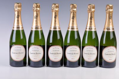 six bouteilles de champagne sont alignées