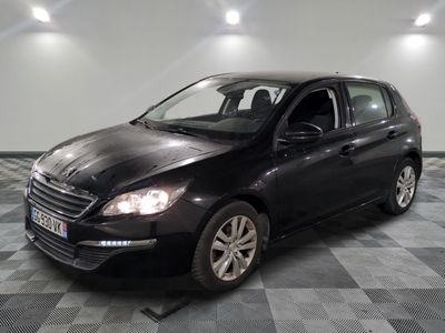 la photo d'une voiture noire garée dans un garage