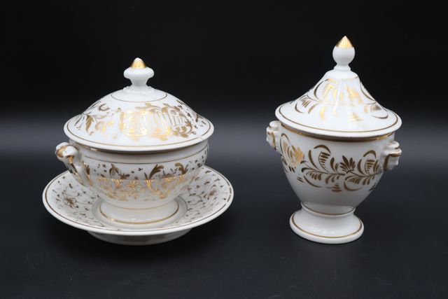 Bouillon couvert avec présentoir et sucrier en porcelaine décor o...