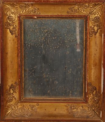 un vieux cadre en bois surmonté d'un miroir