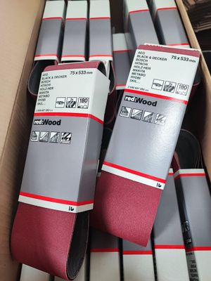 Il y a plusieurs paires de chaussettes rouges et blanches dans une boîte