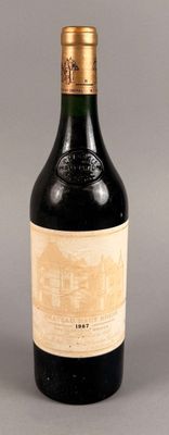 une vieille bouteille de vin posée sur une table