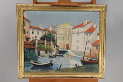 une photo d'un tableau posé sur un chevalet, lui-même posé sur une table