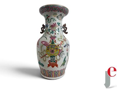 un vase blanc orné d'un motif floral