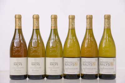 six bouteilles de vin sont alignées sur une table