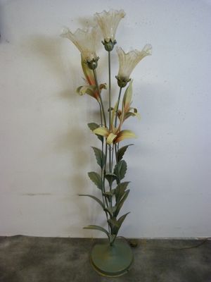 un vase contenant des fleurs, posé sur une table