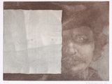 une image représentant le dessin du visage d'un homme avec une feuille de papier devant lui