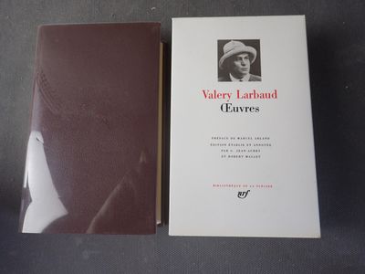 un livre sur lequel figure la photo d'un homme coiffé d'un turban, assis sur une table
