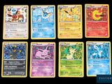 gros plan d'un paquet de cartes pokemon sur une table