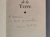 un livre ouvert avec une écriture dessus, posé sur une table