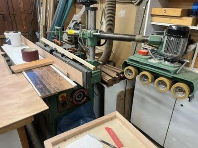 une photo d'un établi avec beaucoup d'outils dessus