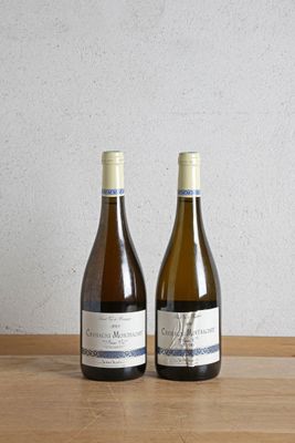 deux bouteilles de vin posées sur une table en bois