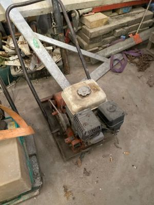 a lawn mower that is sitting on the ground
