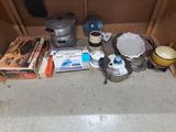 de nombreux objets qui traînent par terre dans la cuisine