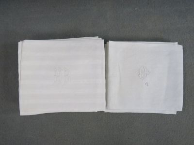deux serviettes pliées sur lesquelles est dessiné un arbre