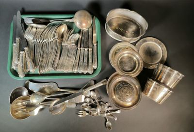un plateau de couverts posé sur une table, avec des cuillères et des cuillères
