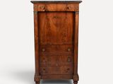 une commode ancienne en noyer avec un plateau en marbre