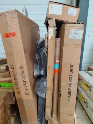 une pile de cartons posée sur une palette dans un entrepôt