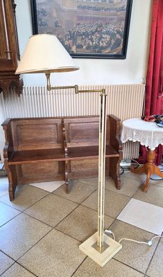 une lampe posée sur une table dans une pièce