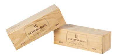deux caisses de vin en bois sont empilées l'une sur l'autre