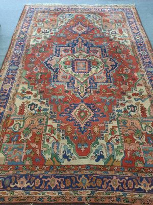 un tapis oriental rouge et bleu posé sur un sol bleu