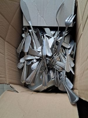 ensemble de verrerie couverts assiettes, étagère métallique … - Photo 1