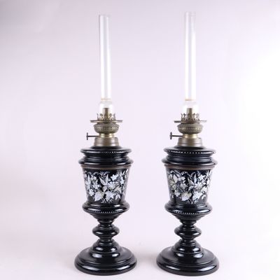 une paire de vases noirs et blancs surmontés de bougies, empilés l'un sur l'autre