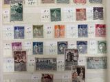 la photo d'un livre portant de nombreux timbres