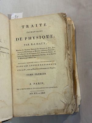 un vieux livre ouvert sur une table