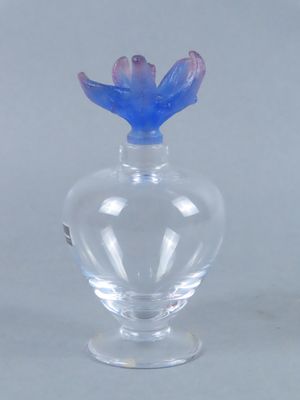 un vase en verre transparent orné d'une fleur bleue