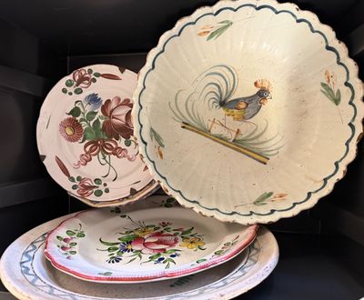 a lot of plates that are stacked on top of each other