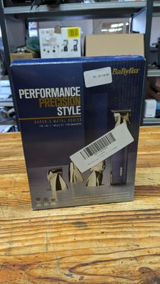 La boîte du produit est posée sur la table dans le magasin.