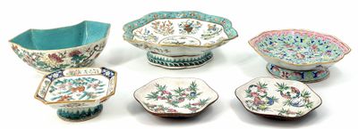 many different types of bowls and bowls sitting on a table