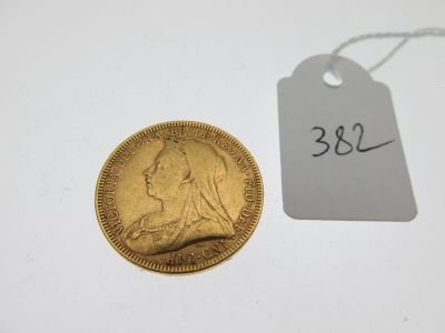 gros plan d'une pièce d'or portant une étiquette de prix