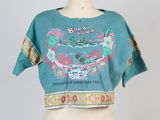 le haut d'un mannequin portant une chemise bleue sur laquelle est représenté un crabe