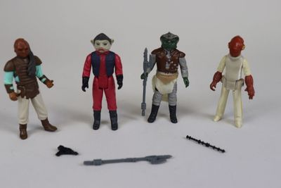 cinq figurines alignées les unes à côté des autres