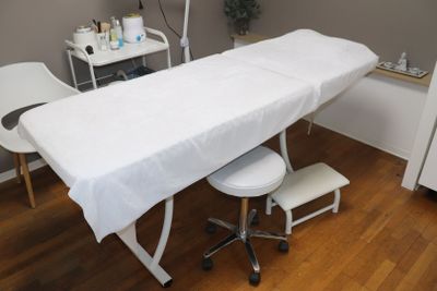 Une table de massage avec tabouret + marche-pied (195x75x85) - Photo 1