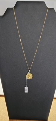 gros plan d'un collier sur un mannequin posé sur une table