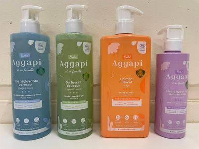 trois flacons de savon pour les mains Aggapi posés sur un plan de travail