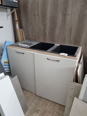 un réfrigérateur blanc et un lave-vaisselle blanc dans une pièce