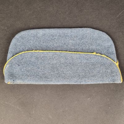 un gros plan d'un étui gris et jaune posé sur une table