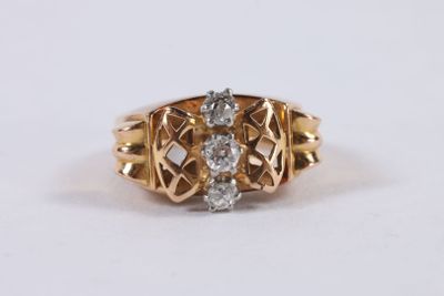 gros plan d'une bague en or ornée de deux diamants