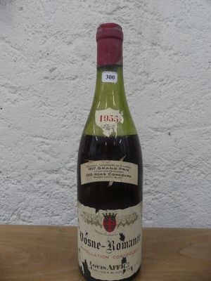 une bouteille de vin posée sur une table