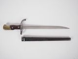 une image représentant un couteau et un marteau sur un fond blanc